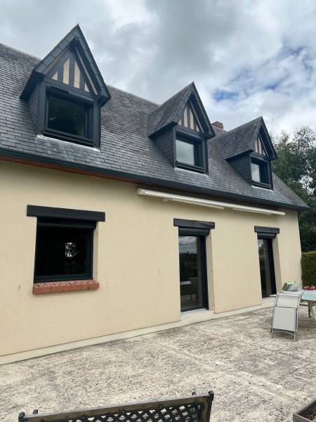 ETANEL Volets roulants solaires SOMFY installés sur une maison à Saint-Paër, mettant en valeur leur design moderne.