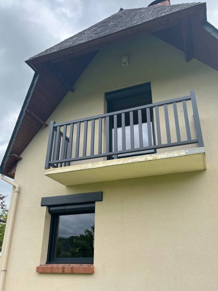 ETANEL Volets roulants solaires SOMFY installés sur une maison à Saint-Paër, mettant en valeur leur design moderne.