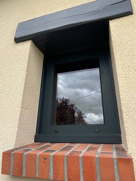 ETANEL Détail des fenêtres en aluminium RAL 7016 gris anthracite, montrant le clair de vitrage.