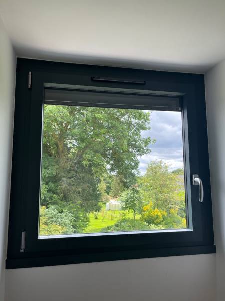 ETANEL Détail des fenêtres en aluminium RAL 7016 gris anthracite, montrant le clair de vitrage.