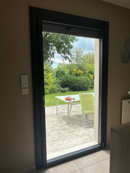 ETANEL Détail des fenêtres en aluminium RAL 7016 gris anthracite, montrant le clair de vitrage.