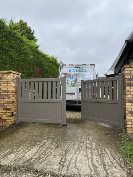 ETANEL Portail en aluminium gris beige texturé avec motorisation à bras à Grand-Bourgtheroulde.