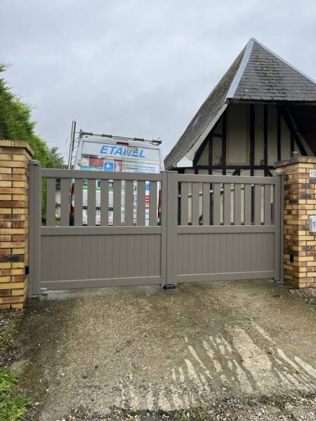 ETANEL Portail motorisé sur-mesure en aluminium gris beige 7006 à Grand-Bourgtheroulde.