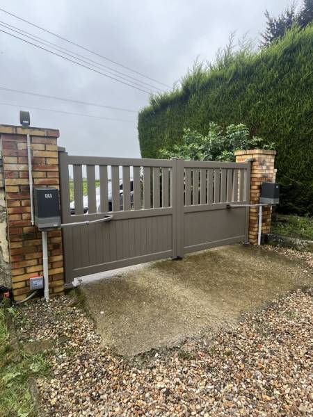 ETANEL Portail en aluminium gris beige texturé avec motorisation à bras à Grand-Bourgtheroulde.