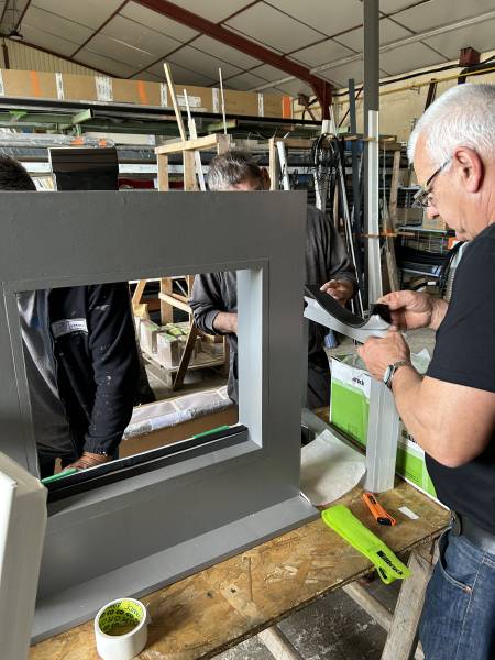 Équipe qualifiée RGE d’ETANEL pour la pose de fenêtres à Saint-Jean-du-Cardonnay