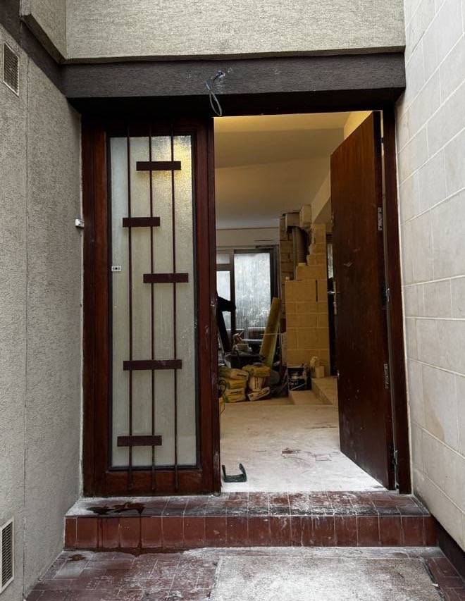 Porte d’entrée sur mesure avec fixe latéral en aluminium à Chatou.