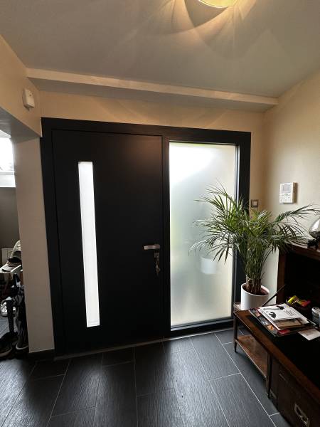 Charnières invisibles et design moderne porte aluminium à Darnétal
