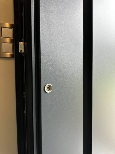 Installation professionnelle porte d’entrée aluminium sur mesure à Darnétal