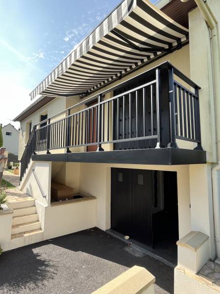 Installer un garde-corps en aluminium noir simulé en 3D sur un accès de maison avec escalier en pose sur dalle à Saint Paer près de Duclair 76