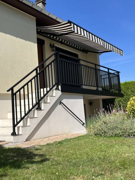 Installer un garde-corps en aluminium noir simulé en 3D sur un accès de maison avec escalier en pose sur dalle à Saint Paer près de Duclair 76