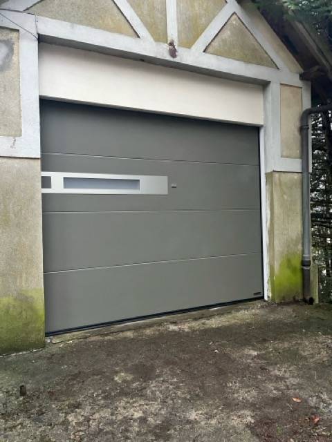 Porte de garage vitrée ETANEL : luminosité et design pour votre garage