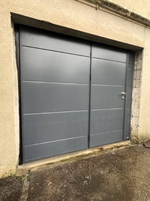 Porte de garage moderne ETANEL : large choix de matériaux et de finitions
