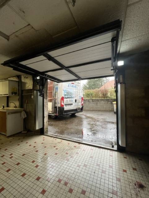 Porte de garage moderne ETANEL : large choix de matériaux et de finitions