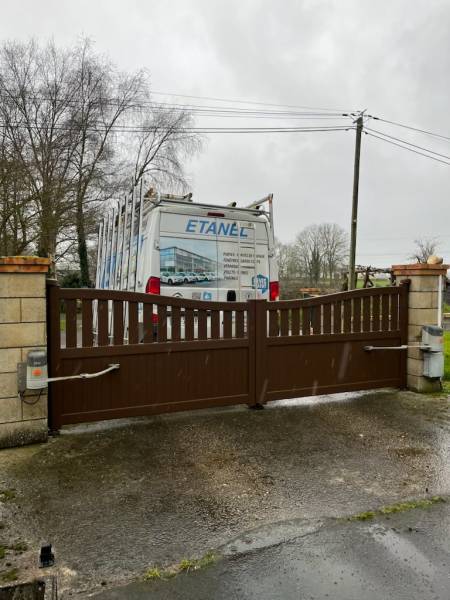 Portail marron motorisé à bras deux vantaux normandie chapeau de gendarme inversé