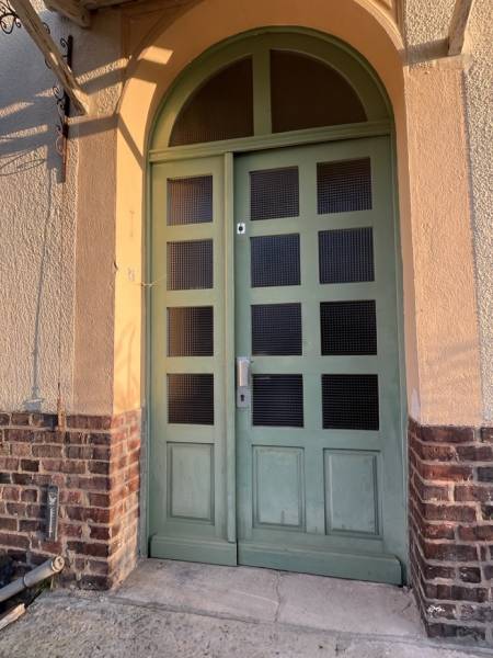 Porte d’entrée en bois ATULAM avec imposte vitrée, finition blanc 9016 intérieur et vert 6011 extérieur.