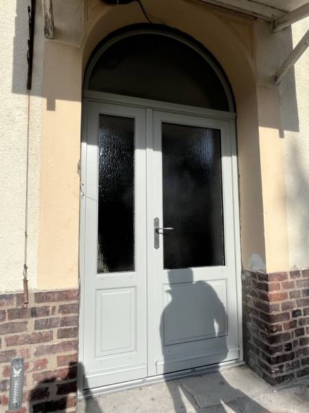 Avant/après remplacement de porte d’entrée par ETANEL – modernisation et amélioration de l’isolation.