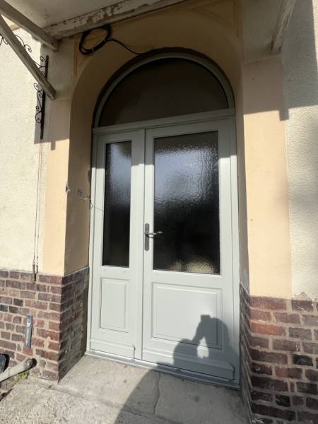Installation professionnelle d’une porte d’entrée sur mesure par ETANEL.