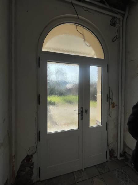 Installation professionnelle d’une porte d’entrée sur mesure par ETANEL.