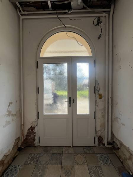 Porte d’entrée en bois ATULAM avec imposte vitrée, finition blanc 9016 intérieur et vert 6011 extérieur.