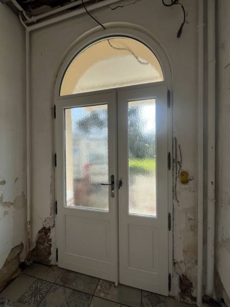 Installation professionnelle d’une porte d’entrée sur mesure par ETANEL.