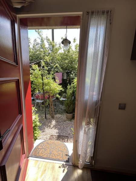 Une porte d'entrée moderne, sécurisée et esthétique installée par un spécialiste