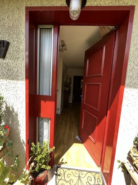 Une porte d'entrée moderne, sécurisée et esthétique installée par un spécialiste