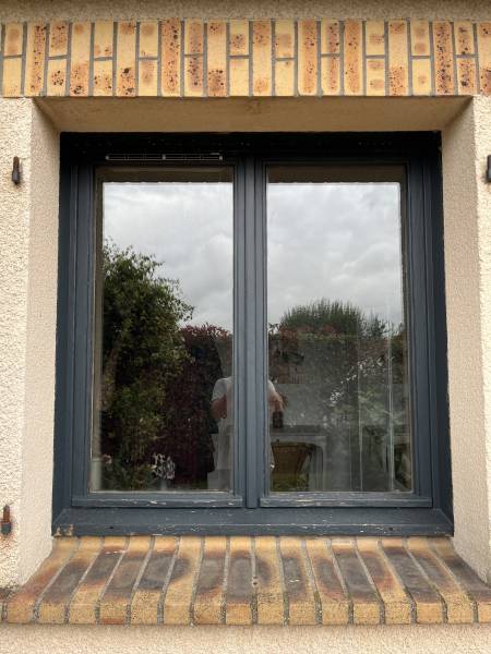 Maison rénovée avec menuiseries PVC et volets solaires à Limésy