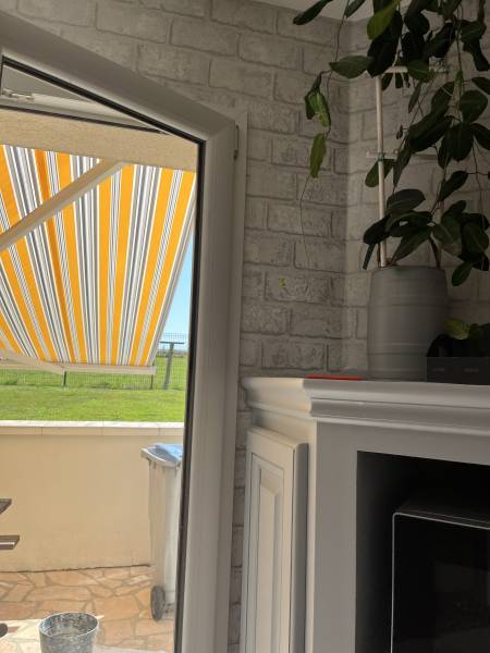 Maison rénovée avec menuiseries PVC et volets solaires à Limésy