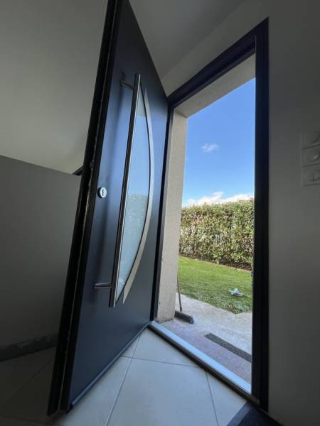détail triple vitrage feuilleté 33.2 porte aluminium BELIZE 1 isolation thermique