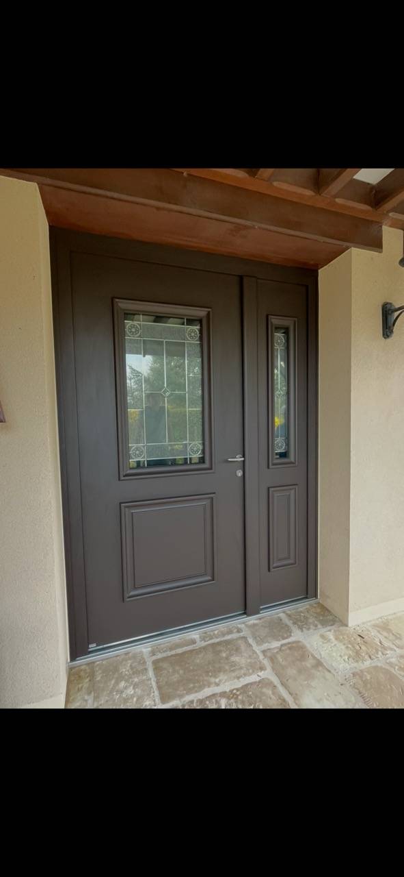Installation porte entrée aluminium BEL'M AKIMEL bicolore marron gris Notre-Dame-de-Gravenchon