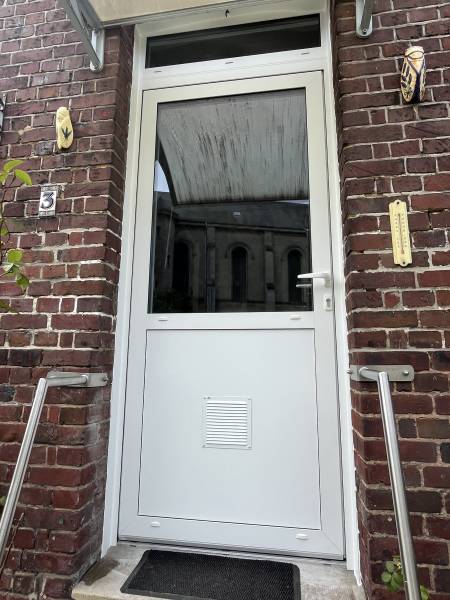 Porte d'entrée aluminium sur mesure 2450mm blanche SiLine Prostyle SIMA installée à Canteleu par ETANEL