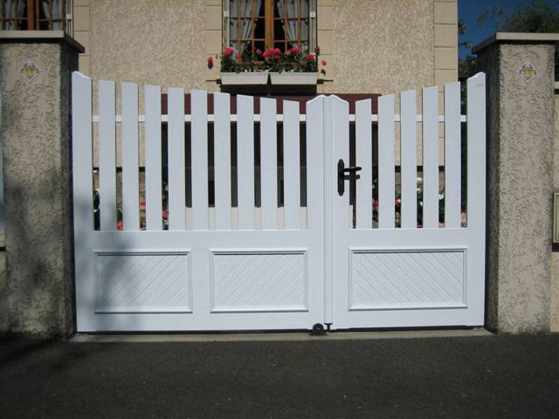 Faire installer un portail en PVC à vantaux inégaux