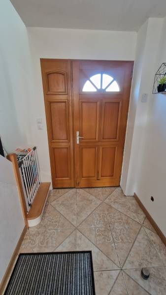 Une porte d’entrée de grande dimension avec un panneau vitré personnalisé en verre trempé 