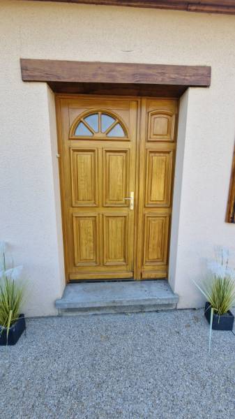 Une porte d’entrée de grande dimension avec un panneau vitré personnalisé en verre trempé 