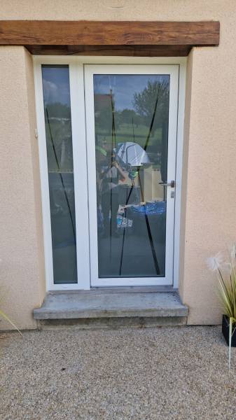 Une porte d’entrée de grande dimension avec un panneau vitré personnalisé en verre trempé 