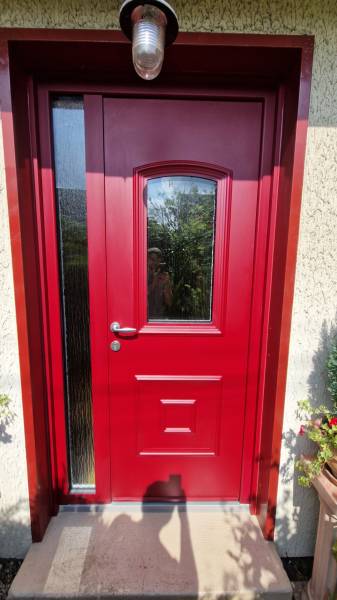 Une porte d'entrée moderne, sécurisée et esthétique installée par un spécialiste