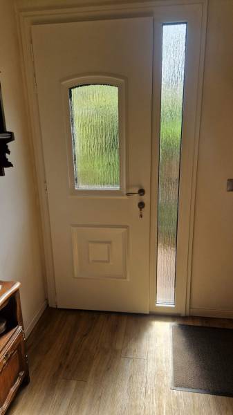 Une porte d'entrée moderne, sécurisée et esthétique installée par un spécialiste