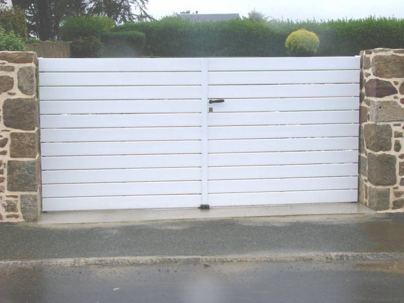 Faire poser un portail battant en pvc pour une location au houlme 76