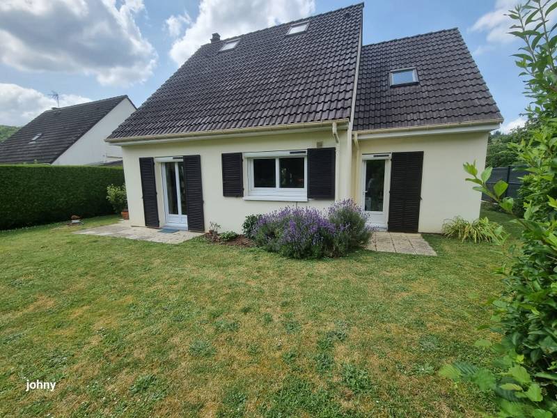 Une porte de garage battante avec des vantaux inégaux pour un accès piéton facilité et un plus grand espace de rangement à l'intérieur du garage