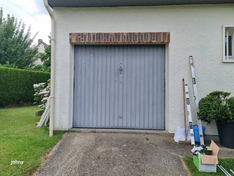 Un ensemble esthétique et moderne: porte d'entrée sécurisée et une porte de garage enroulable