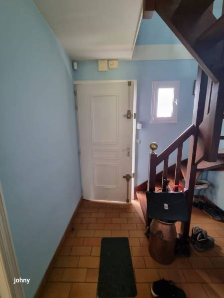 Un ensemble esthétique et moderne: porte d'entrée sécurisée et une porte de garage enroulable
