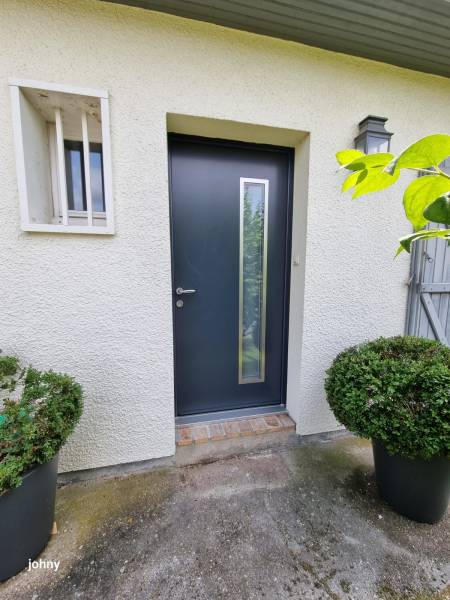 Un ensemble esthétique et moderne: porte d'entrée sécurisée et une porte de garage enroulable