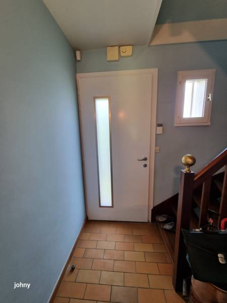 Un ensemble esthétique et moderne: porte d'entrée sécurisée et une porte de garage enroulable