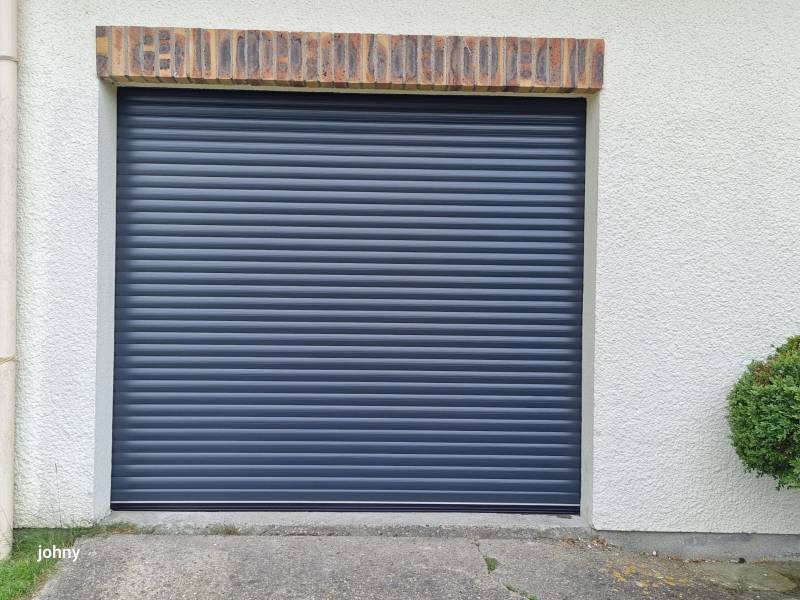 Un ensemble esthétique et moderne: porte d'entrée sécurisée et une porte de garage enroulable