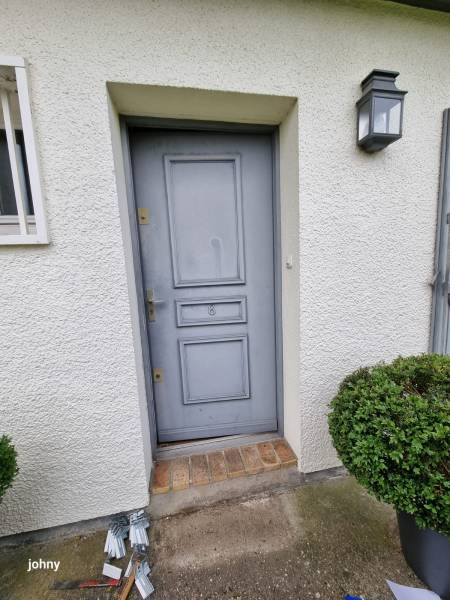 Un ensemble esthétique et moderne: porte d'entrée sécurisée et une porte de garage enroulable