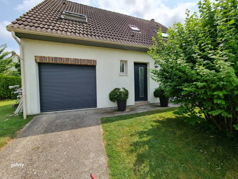 Un ensemble esthétique et moderne: porte d'entrée sécurisée et une porte de garage enroulable