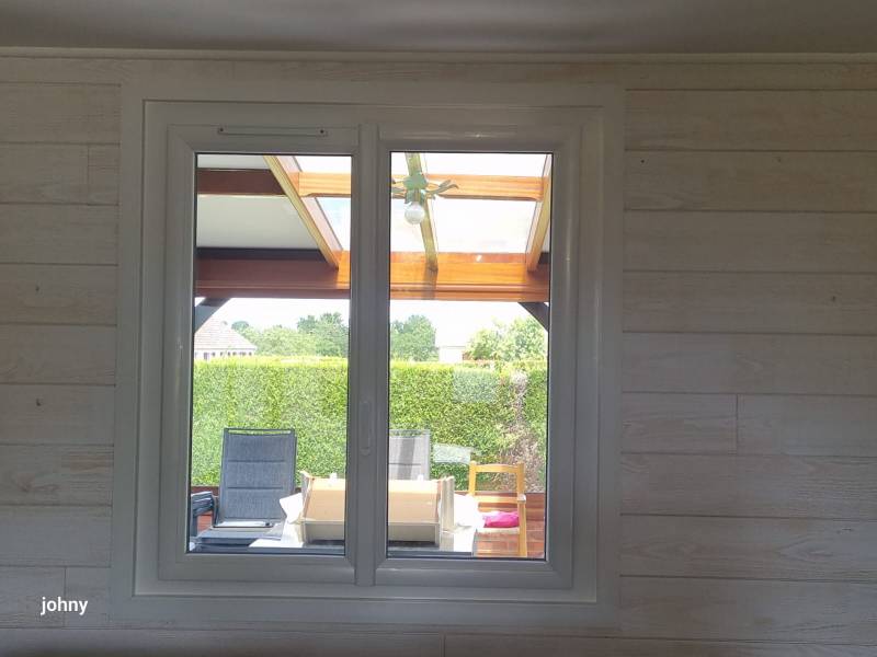 Installer une porte d'entrée monobloc, de conception plus moderne que la pose entre parcloses, et des menuiseries PVC à l'esthétique contemporaine