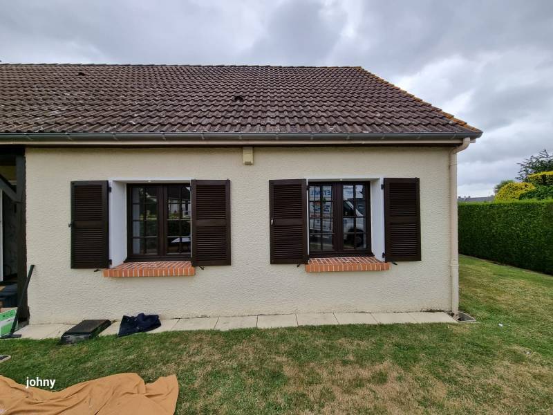 Installer une porte d'entrée monobloc, de conception plus moderne que la pose entre parcloses, et des menuiseries PVC à l'esthétique contemporaine