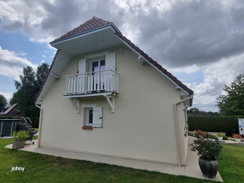 Rénovation de maison en menuiseries blanches : remplacement d’un garde-corps, de la porte d’entrée et de la porte de garage à Barentin près de Rouen (76)