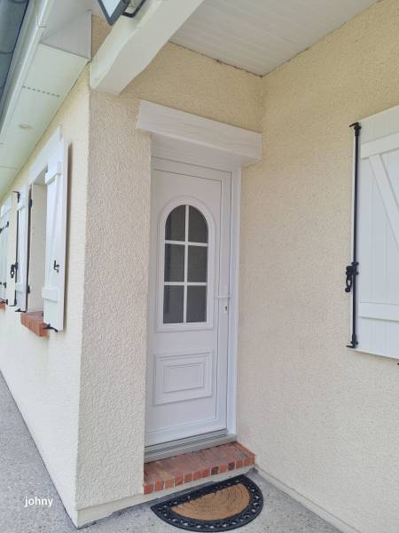 Rénovation de maison en menuiseries blanches : remplacement d’un garde-corps, de la porte d’entrée et de la porte de garage à Barentin près de Rouen (76)